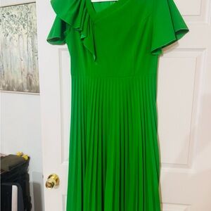 Chic Green Midi Dress with Pleats